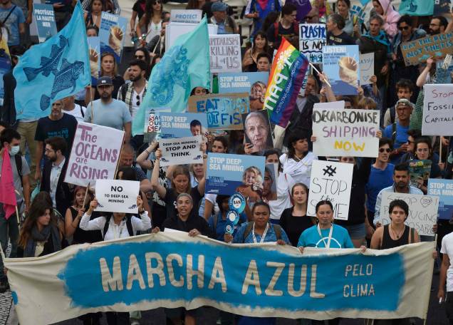 Ativistas na Marcha do Clima Azul junto à Altice Arena durante a Conferência das Nações Unidas sobre o Oceano, em Lisboa, em 29/06/2022.