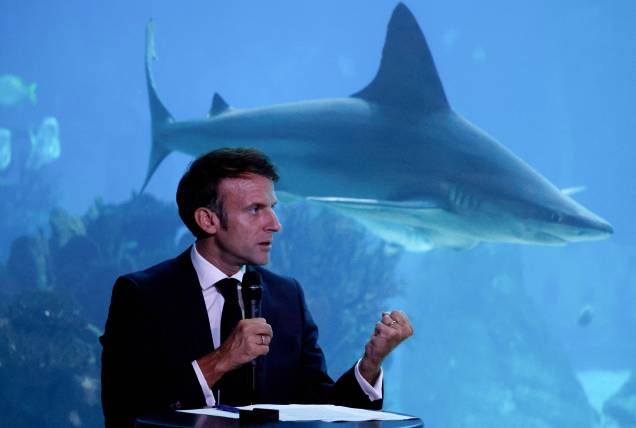 O presidente da França, Emmanuel Macron, fala com especialistas em oceanos no Oceanário de Lisboa, em Lisboa, em 30/06/2022, como parte da Conferência dos Oceanos da ONU.