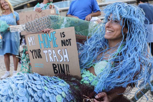 Pessoas participam da Blue Climate March em Lisboa, Portugal, a marcha pretende sensibilizar o mundo que "salvar o oceano é salvar o clima", em 29/06/2022.