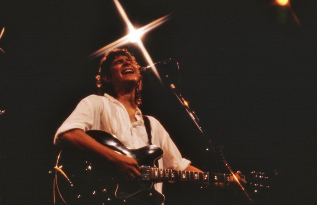 Lô Borges, músico, cantor e compositor mineiro, durante show em São Paulo, anos 80.