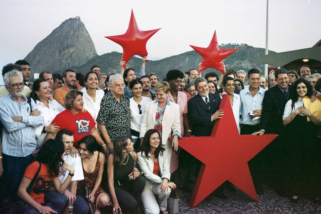 PALCO CHEIO - Lula com artistas, em 2002: o apoio era presencial -