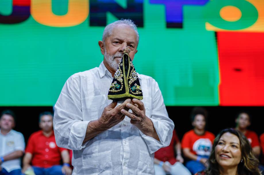 O ex presidente Lula e pré-candidato `a presidência da república, segura a imagem de Nossa Senhora Aparecida, durante ato público “Juntos por Pernambuco e pelo Brasil”, em Recife (PE), no Classic Hall. 21/07/2022.