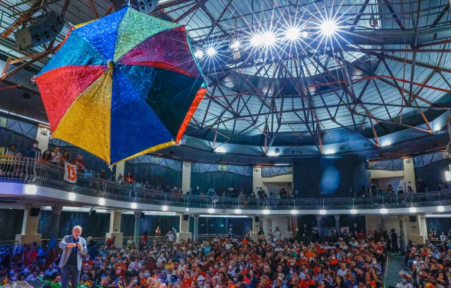 O ex presidente Lula e pré-candidato `a presidência da república, durante ato em em Recife, no Teatro do Parque, com representantes de movimentos culturais. 21/07/2022 O ex presidente Lula e pré-candidato `a presidência da república, durante ato em em Recife, no Teatro do Parque, com representantes de movimentos culturais. 21/07/2022