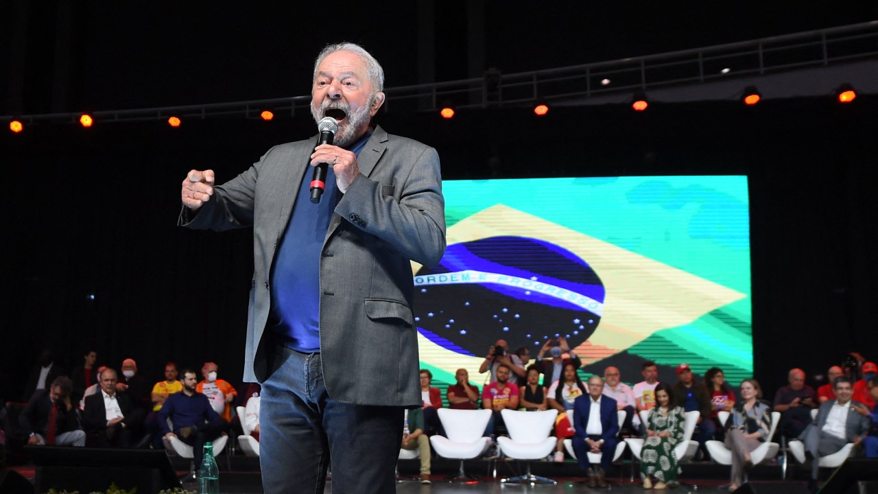 Brazilian presidential pre-candidate for the leftist Workers Party (PT) and former President (2003-2010) Luiz Inacio Lula da Silva, delivers a speech during a political rally in Brasilia, on July 12, 2022. (Photo by EVARISTO SA / AFP)