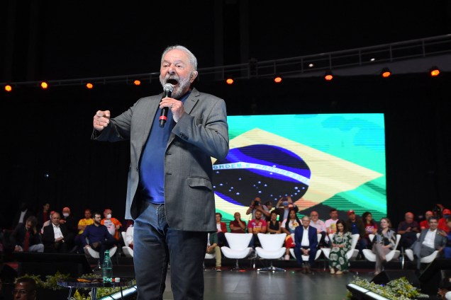 Lula, dircursa durante comício em Brasília, juntamente com seus companheiros de partido, 12/07/2022.