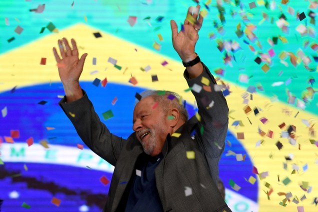 Lula, dircursa durante comício em Brasília, juntamente com seus companheiros de partido, 12/07/2022.