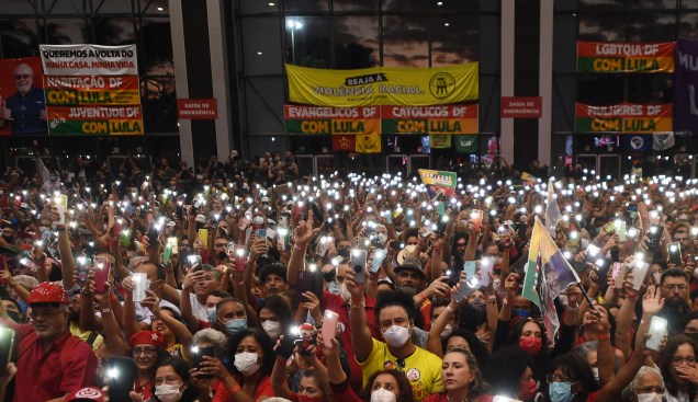 Partidários petistas acompanham o discurso de Lula em Brasilia, 12/07/2022.