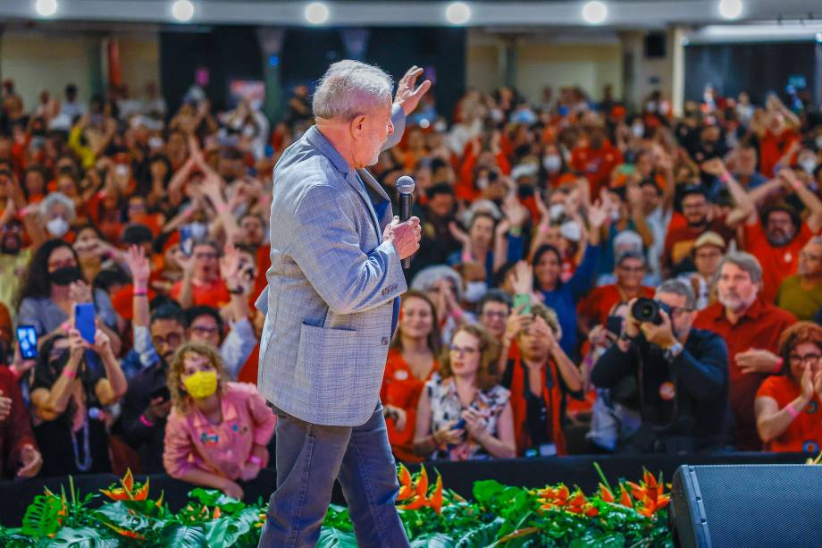 O ex presidente Lula e pré-candidato `a presidência da república, durante ato em em Recife, no Teatro do Parque, com representantes de movimentos culturais. 21/07/-2022 O ex presidente Lula e pré-candidato `a presidência da república, durante ato em em Recife, no Teatro do Parque, com representantes de movimentos culturais. 21/07/-2022