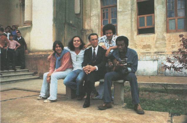 Lô Borges, Fernando Brant, Márcio Borges e Milton Nascimento, músicos do "Clube da Esquina" com o ex-presidente da república Juscelino Kubitschek, em Minas Gerais, 1971.