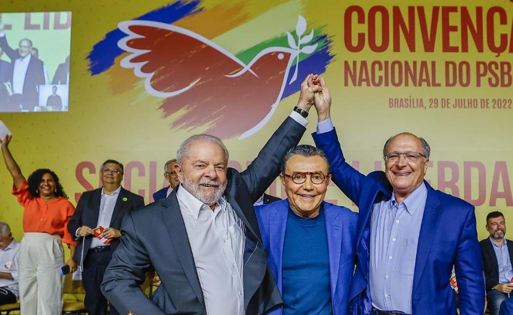 O presidente Lula, o presidente nacional do PSB, Carlos Siqueira, e o vice Geraldo Alckmin na convenção socialista