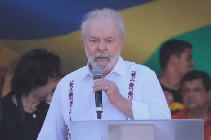 O ex-presidente Lula discursa em Salvador neste sábado