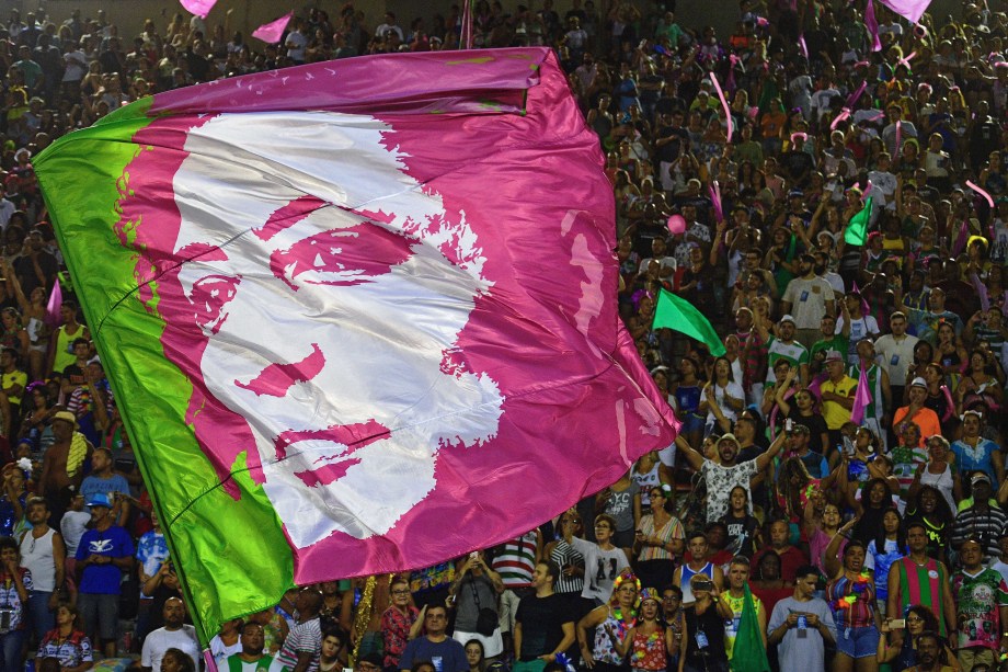 Uma bandeira com a imagem da vereadora assassinada Marielle Franco em verde e rosa no Carnaval carioca no Sambódromo do Rio de Janeiro, em 05/03/2019.