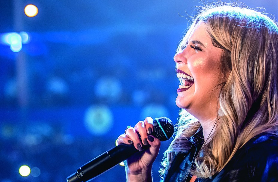 A cantora e compositora goiana Marília Mendonça, durante show, em 2018.