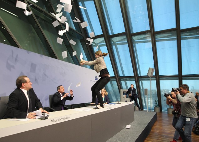 Protesto de uma mulher, durante uma entrevista coletiva de Mario Draghi,  presidente do Banco Central Europeu, em Frankfurt na Alemanha. 15/04/2015.