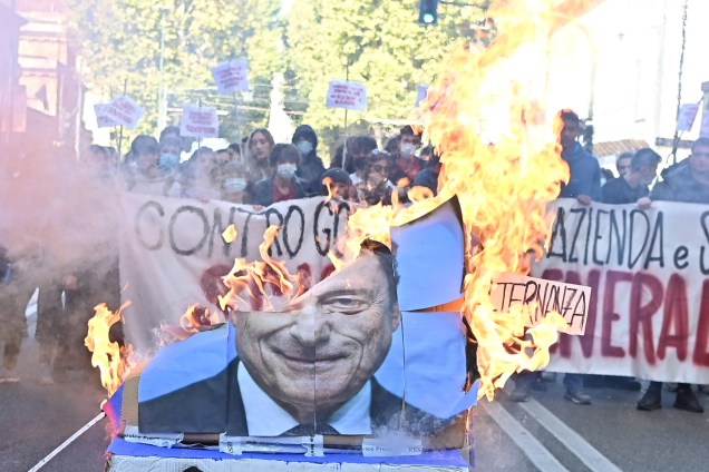 Turin-11/10/2021.- Estudantes protestam contra o governo Mario Draghi, durante greve geral na Itália.