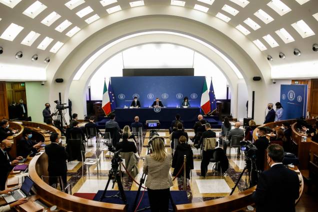 O primeiro-ministro italiano Mario Draghi (C), o ministro da Saúde italiano Roberto Speranza (E) e a ministra italiana de Assuntos Regionais Maria Stella Gelmini, durante a coletiva de imprensa para ilustrar as novas medidas adotadas pelo Governo italiano para conter a propagação do Covid-19 em Roma, Itália, 24/11/2021. O primeiro-ministro italiano Mario Draghi (C), o ministro da Saúde italiano Roberto Speranza (E) e a ministra italiana de Assuntos Regionais Maria Stella Gelmini, durante a coletiva de imprensa para ilustrar as novas medidas adotadas pelo Governo italiano para conter a propagação do Covid-19 em Roma, Itália, 24/11/2021.