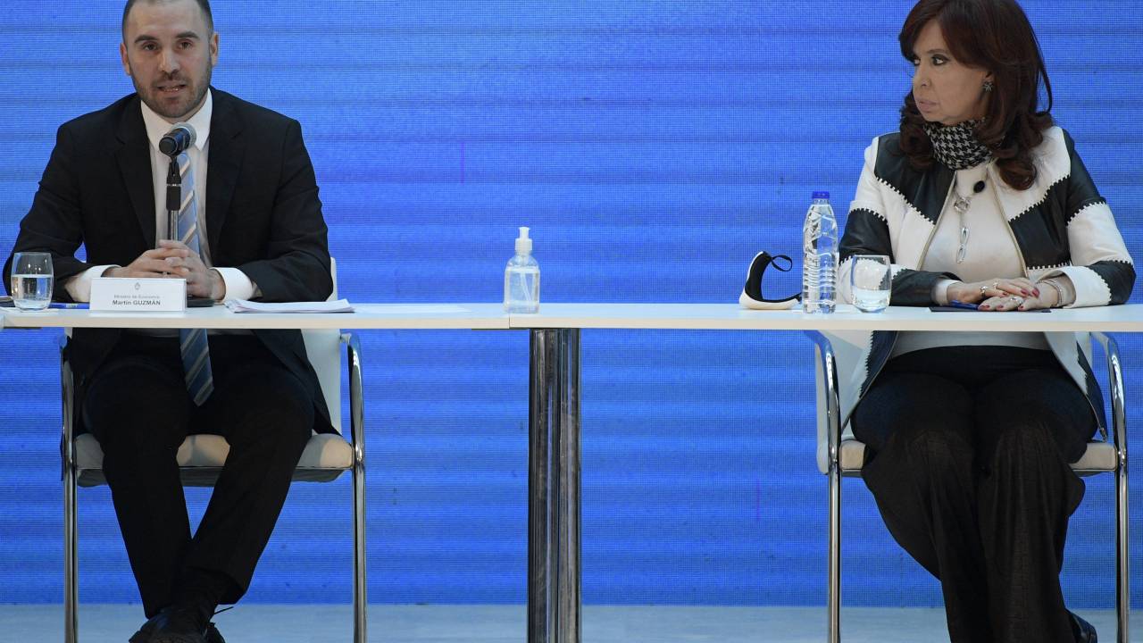 (FILES) In this file photo taken on August 31, 2020 Argentina's Economy Minister Martin Guzman (L) speaks next to Vice-President Cristina Fernandez de Kirchner during the announcement of the restructure of a $66 billion foreign-law debt, during a ceremony at Casa Rosada Presidential Palace in Buenos Aires amid the COVID-19 novel coronavirus pandemic. - Guzman, who led debt renegotiations with the International Monetary Fund, announced his resignation in a statement shared on Twitter on July 2, 2022. (Photo by Juan MABROMATA / AFP)