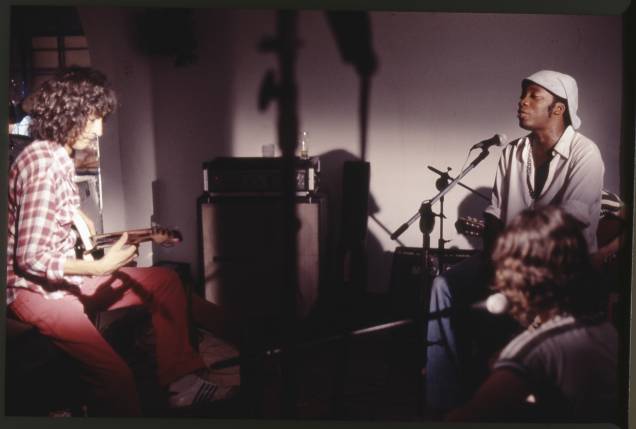 Toninho Horta, Milton Nascimento e Lô Borges (de costas), durante ensaio. Belo Horizonte-MG, anos 70.