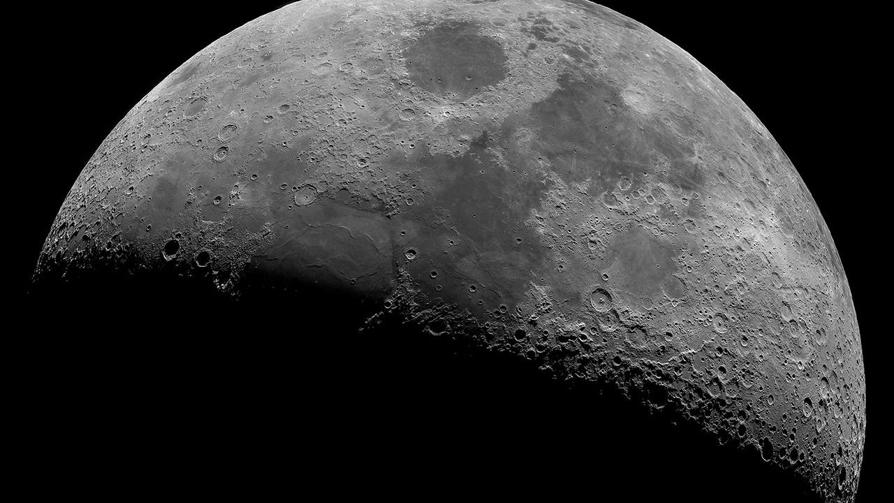 O italiano Andrea Vanoni apresenta crateras, montanhas e outros acidentes na superfície da Lua -