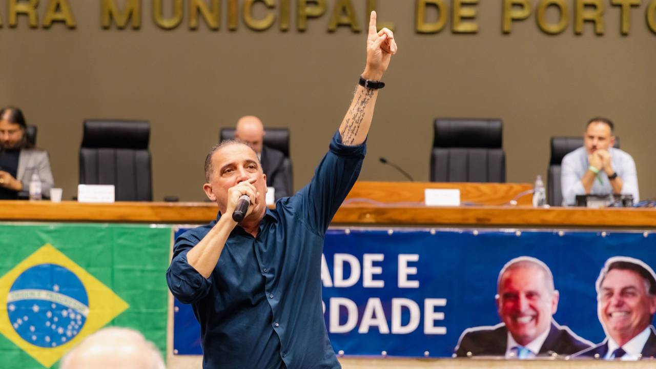 Onyx Lorenzoni 🇧🇷 @onyxlorenzoni · May 6 Um momento muito especial hoje na Câmara de Vereadores de Porto Alegre. A gente sabe que é possível transformar. Com fé em Deus, humildade e muito trabalho. @rdlorenzoni 💪 06/05