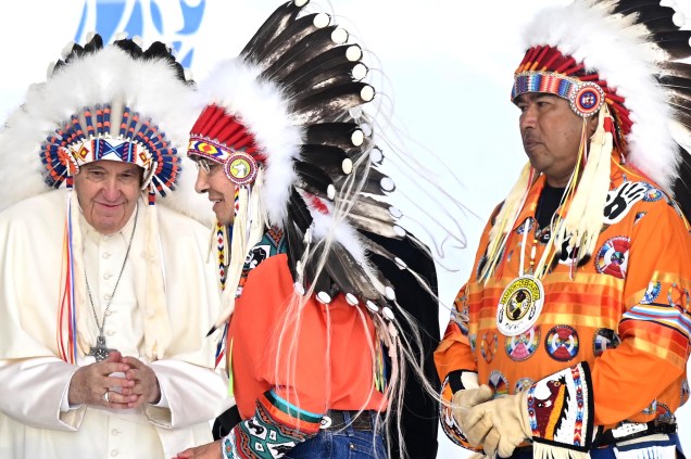 Papa Francisco com cocar apresentado `a ele por líderes indígenas no Muskwa Park em Maskwacis, Alberta, Canadá, em 25/07/2022.