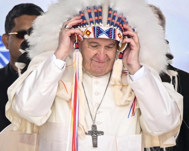 O Papa Francisco usa um cocar apresentado `a ele por líderes indígenas, durante uma reunião no Muskwa Park em Maskwacis, Alberta, Canadá, em 25/07/2022.