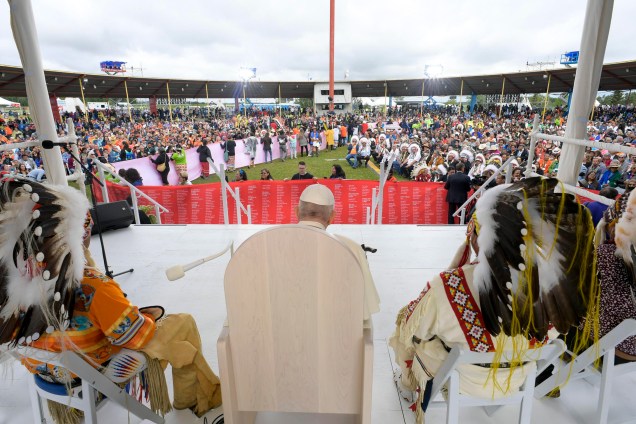 Papa Francisco se reunindo com os indígenas para uma oração silenciosa no cemitério de Maskwacis, ao sul de Edmonton, Canadá, 25 /07/2022.