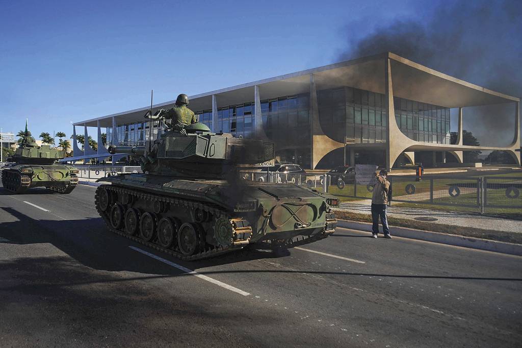 VERGONHA - A caravana de tanques em Brasília, no ano passado: tentativa de causar constrangimento ao Congresso -
