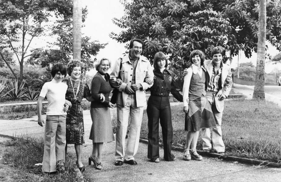 Paulo Goulart e Nicette Bruno com familiares, em 1976.