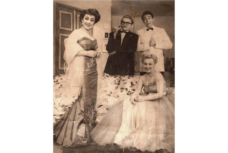 Eleonor Bruno, Elísio de Albuquerque, Paulo Goulart e Nicette Bruno na peça "Weekend", nos anos 50.