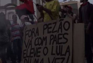 Protesto bandeira Detalhe do cartaz que aparece na imagem postada por Bolsonaro: protesto contra Lula e Dilma