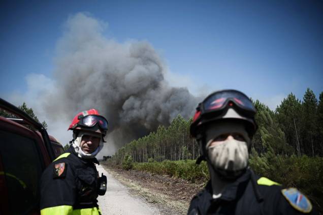 Bombeiros no combate `a incêndio florestal próximo de Louchat em Gironde, sudoeste da França, em 11/07/2022.