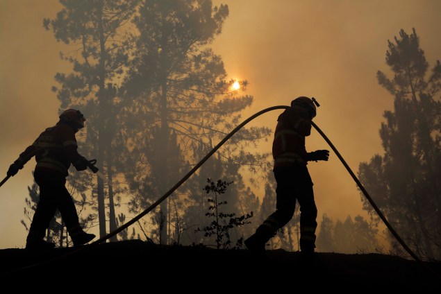 Bombeiros trabalham dia e noite, para conter o incêndio florestal na região de Alvaiazere, Portugal, 10/07/2022.
