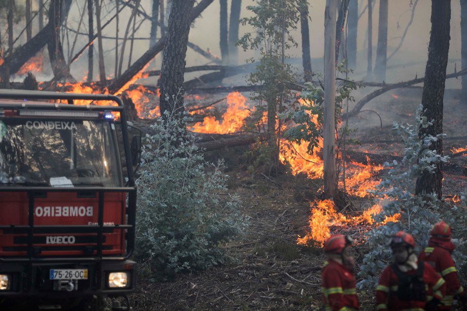 Bombeiro combate um incêndio em Cruzinha, Alvaiazere, Portugal, 10/07/2022.