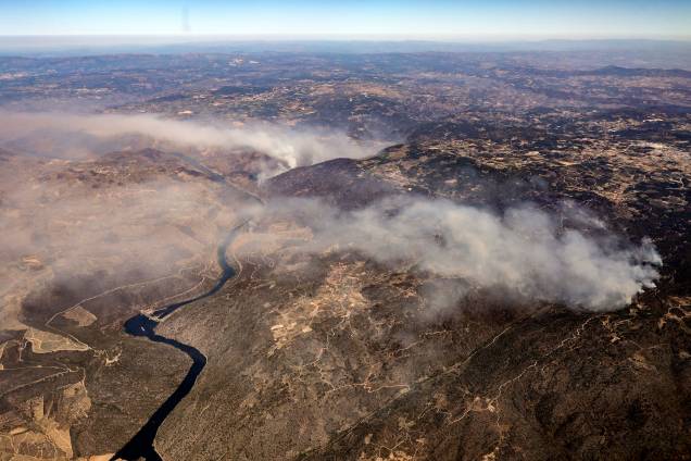 Imagem tirada `a bordo de um avião da Força Aérea Portuguesa mostra um incêndio florestal na região de Carrazeda de Ansiães, Portugal, 09/07/2022.
