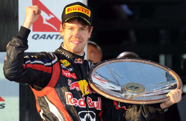 O piloto da Red Bull-Renault Sebastian Vettel da Alemanha gesticula no pódio após vencer o Grande Prêmio da Austrália de Fórmula 1 em Melbourne, em 27/03/2011.