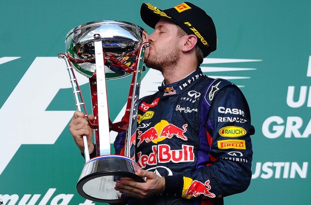 O piloto alemão da Red Bull Racing Sebastian Vettel beija o troféu ao vencer o Grande Prêmio de Fórmula 1 dos Estados Unidos no Circuito das Américas em 17/11/2013 em Austin, Texas.