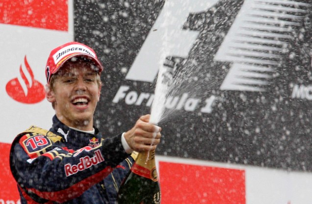 O piloto de Fórmula 1 da Toro Rosso, Sebastian Vettel, da Alemanha, comemora no pódio ao vencer o Grande Prêmio da Itália de F1 no autódromo de Monza, em 14/09/2008.