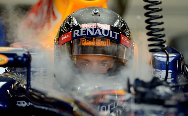 O piloto da Red Bull Renault, Sebastian Vettel, da Alemanha, em seu carro de Fórmula 1 durante a primeira sessão de treinos do Grande Prêmio de Cingapura da Fórmula 1, em 21/09/2012.