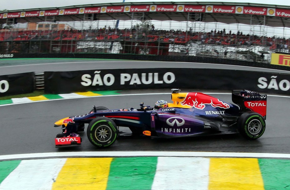 O piloto de Fórmula 1 da Red Bull, Sebastian Vettel, da Alemanha, durante a segunda sessão de treinos livres antes do Grande Prêmio do Brasil de F1, no circuito de Interlagos, em São Paulo, em 22/11/2013.
