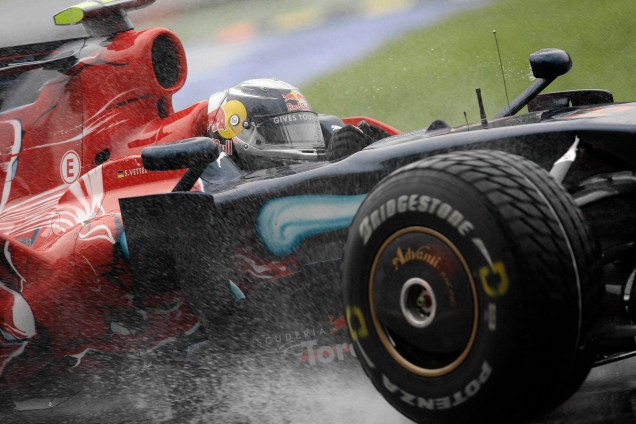 O piloto de Fórmula 1 da Toro Rosso, Sebastian Vettel, da Alemanha, pilota seu carro durante a terceira sessão de treinos livres no circuito de Monza, em Monza, nas proximidades de Milão, em 13/09/2008.