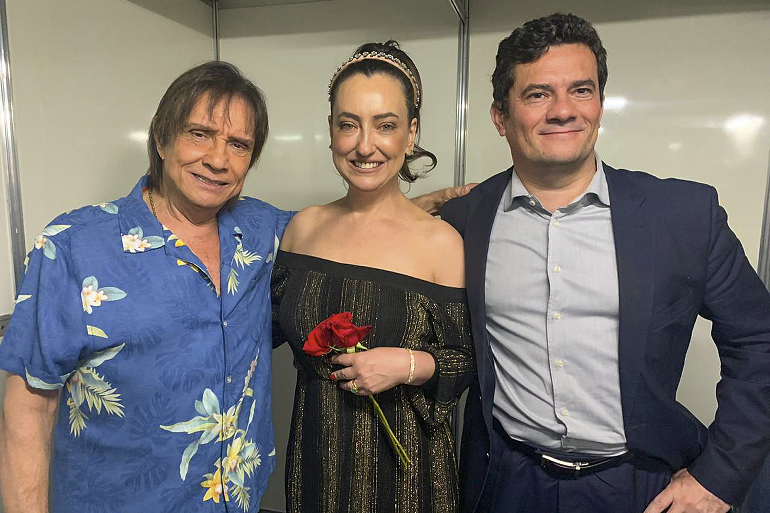 O REI - Roberto Carlos com Sergio Moro e a mulher, em 2019: não a Bolsonaro -