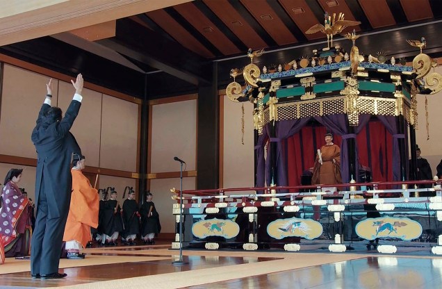 O ex primeiro-ministro do Japão, Shinzo Abe, durante a cerimônia "banzai" para o imperador Naruhito quando proclamou sua ascensão ao Trono do Crisântemo em Tóquio, 22/10/2019.