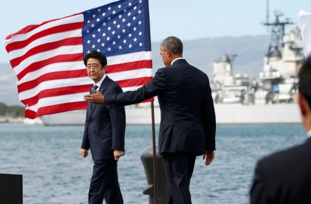 O ex presidente dos EUA, Barack Obama e o ex primeiro-ministro japonês, Shinzo Abe na Base Conjunta Pearl Harbor-Hickam, Havaí, EUA, 27/12/2016.