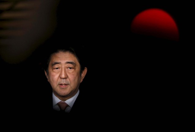 O ex primeiro-ministro do Japão, Shinzo Abe, fala à imprensa na residência oficial do governo, em Tóquio, após retornar de sua viagem ao Oriente Médio, 21/01/2015.