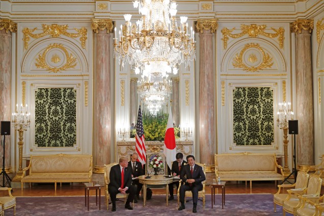 O ex presidente dos EUA, Donald Trump, se encontra com o ex primeiro-ministro japonês Shinzo Abe no Palácio de Akasaka, casa de hóspedes do estado japonês em Tóquio, 27/05/2019.