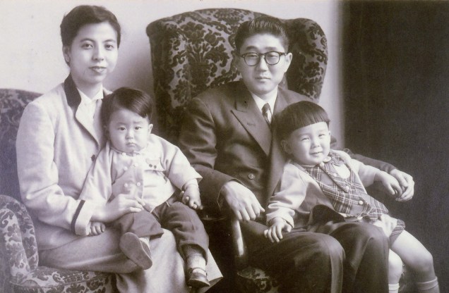 Família do ex primeiro-ministro japonês Shinzo Abe com dois anos, no colo de sua mãe, Yoko, e seu irmão mais velho Hironobu, de 4 anos, no colo de seu pai, Shintaro.