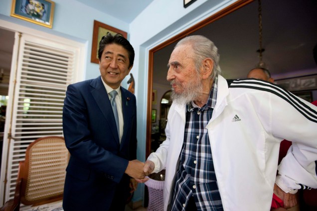 O ex-presidente de Cuba Fidel Castro e o ex primeiro-ministro do Japão, Shinzo Abe, durante um encontro em Havana, Cuba. 22/09/ 2016.