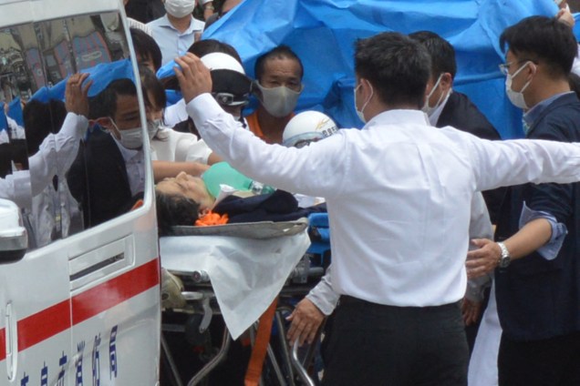 O ex primeiro-ministro Shinzo Abe é levado para uma ambulância, após ser baleado ao lado da estação Yamato Saidaiji na cidade de Nara, Japão, em 08/07/2022.