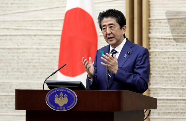 O ex primeiro-ministro do Japão, Shinzo Abe, durante uma coletiva de imprensa na residência oficial, em Tóquio, Japão, 17/04/2020.
